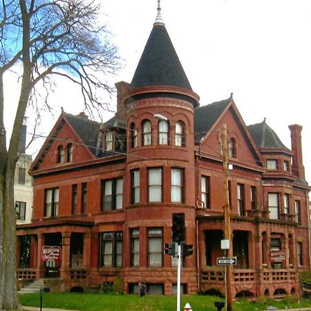 The Redstone Inn And Suites Dubuque Extérieur photo