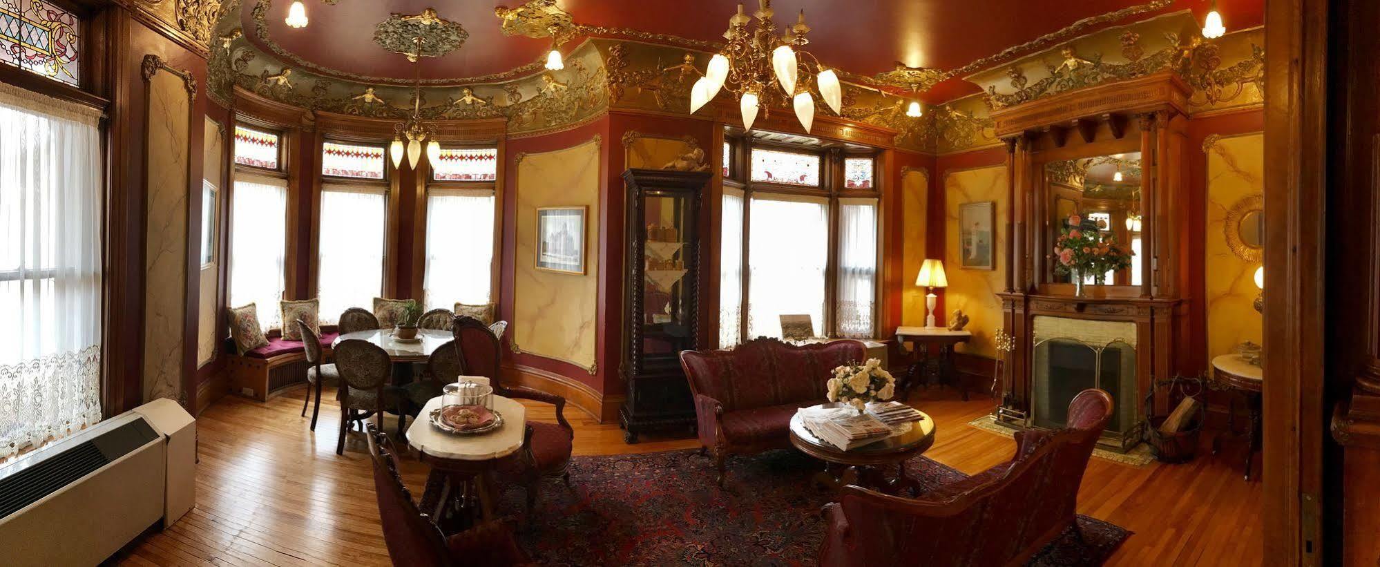 The Redstone Inn And Suites Dubuque Extérieur photo