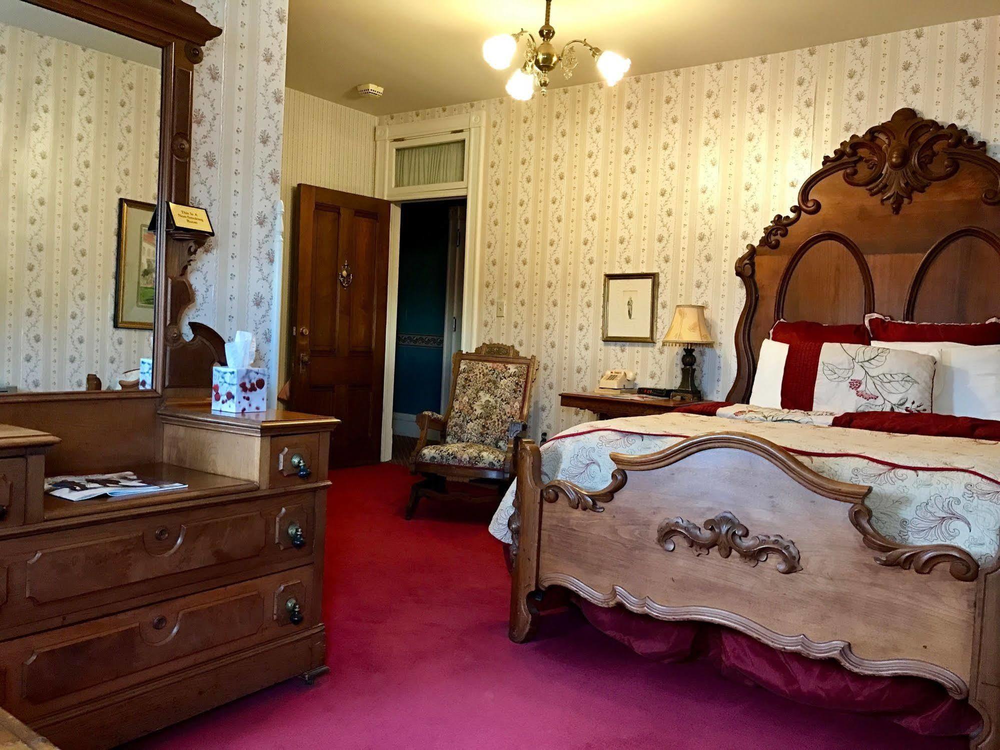 The Redstone Inn And Suites Dubuque Extérieur photo