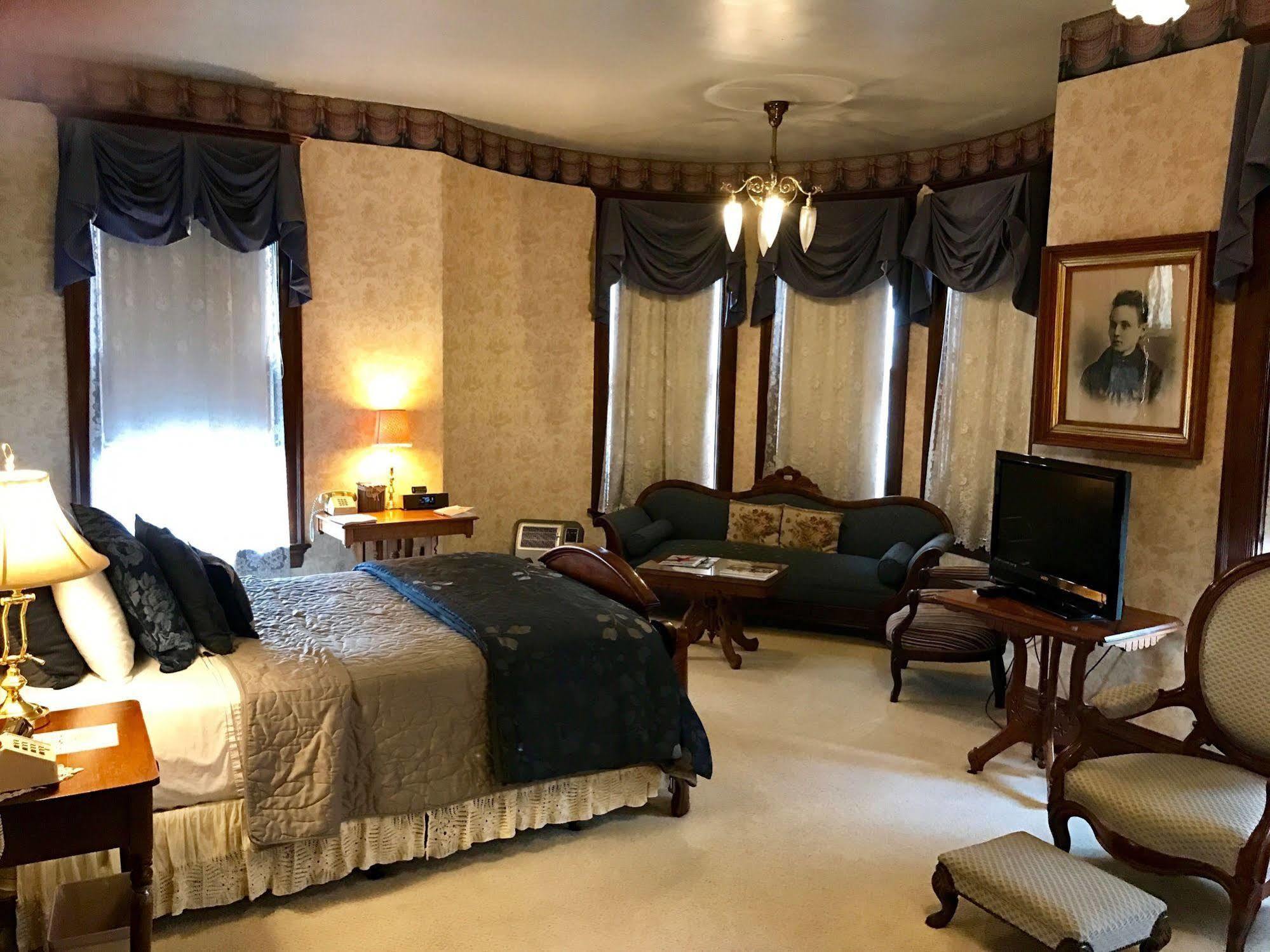 The Redstone Inn And Suites Dubuque Extérieur photo