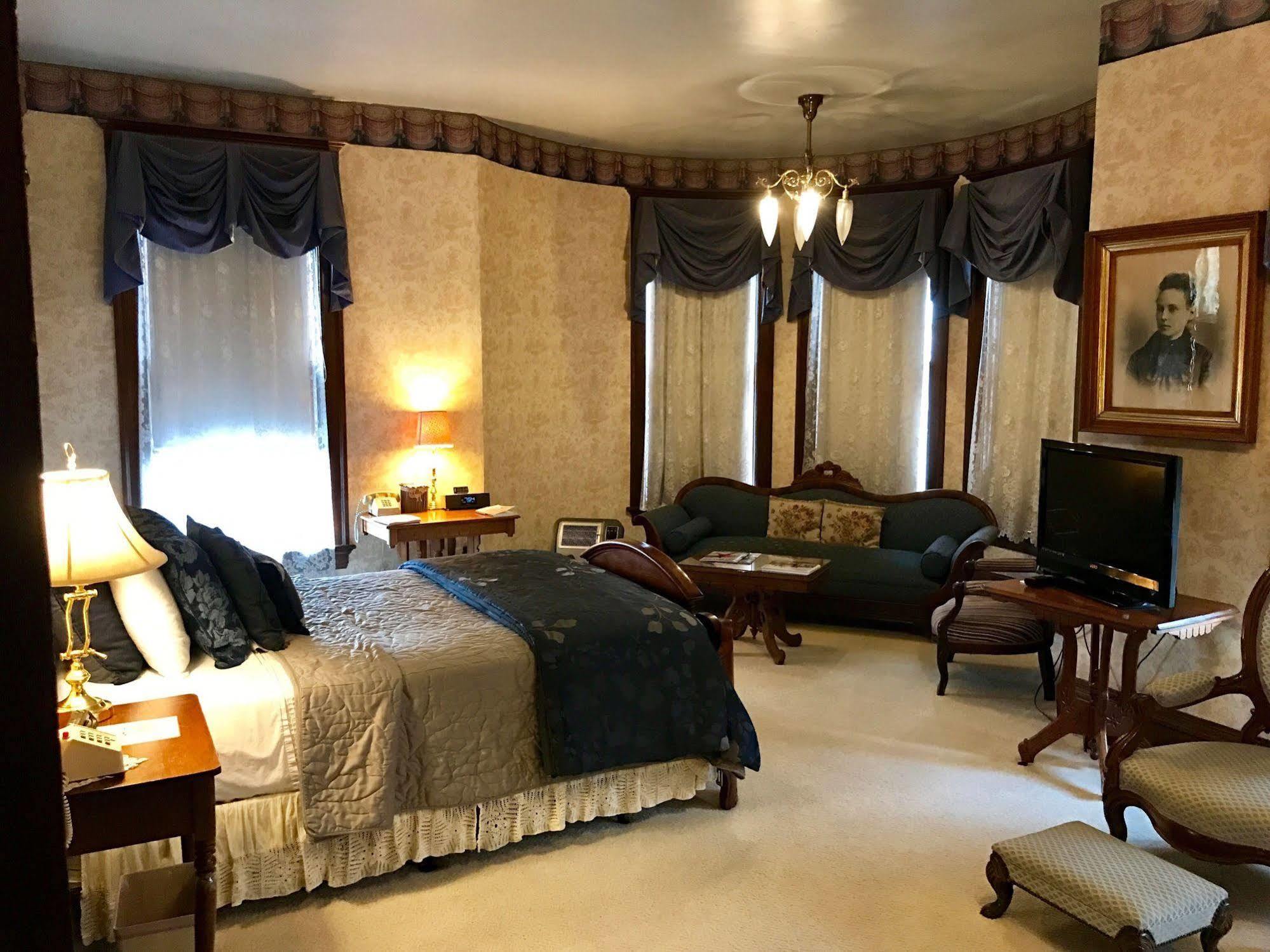 The Redstone Inn And Suites Dubuque Extérieur photo