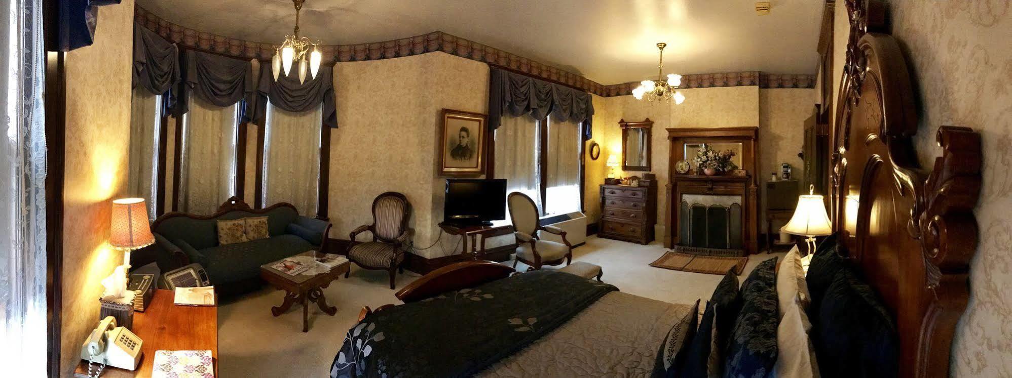 The Redstone Inn And Suites Dubuque Extérieur photo